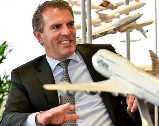 Der Lufthansa-Manager Spohr vor einem Flugzeug-Modell