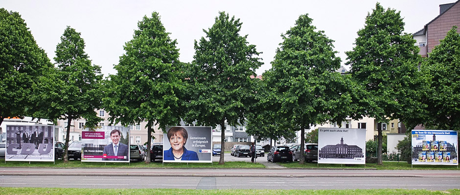 Wahlplakate in der Nähe des Herner Rathauses. Mindestens drei Motive bilden das Rathaus selbst ab - in der einen oder anderen Form. © Horst Martens