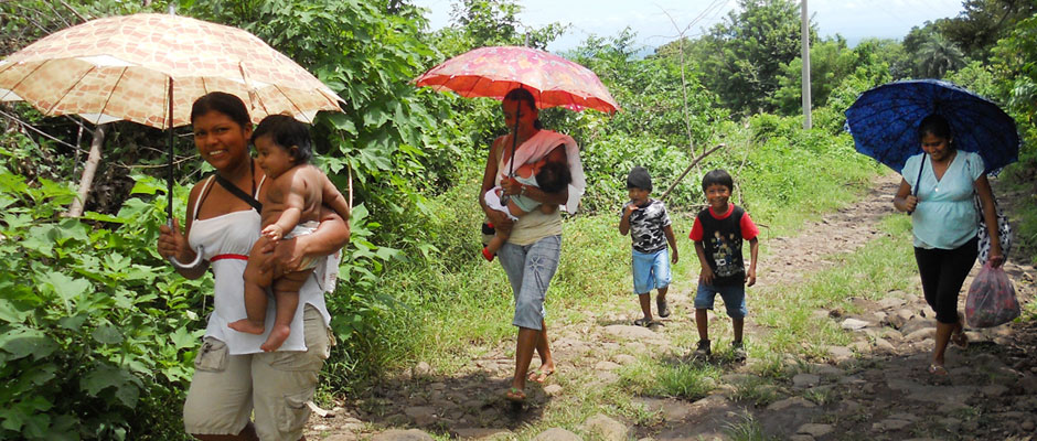 Frauen mit ihren Kindern auf Ometepe.