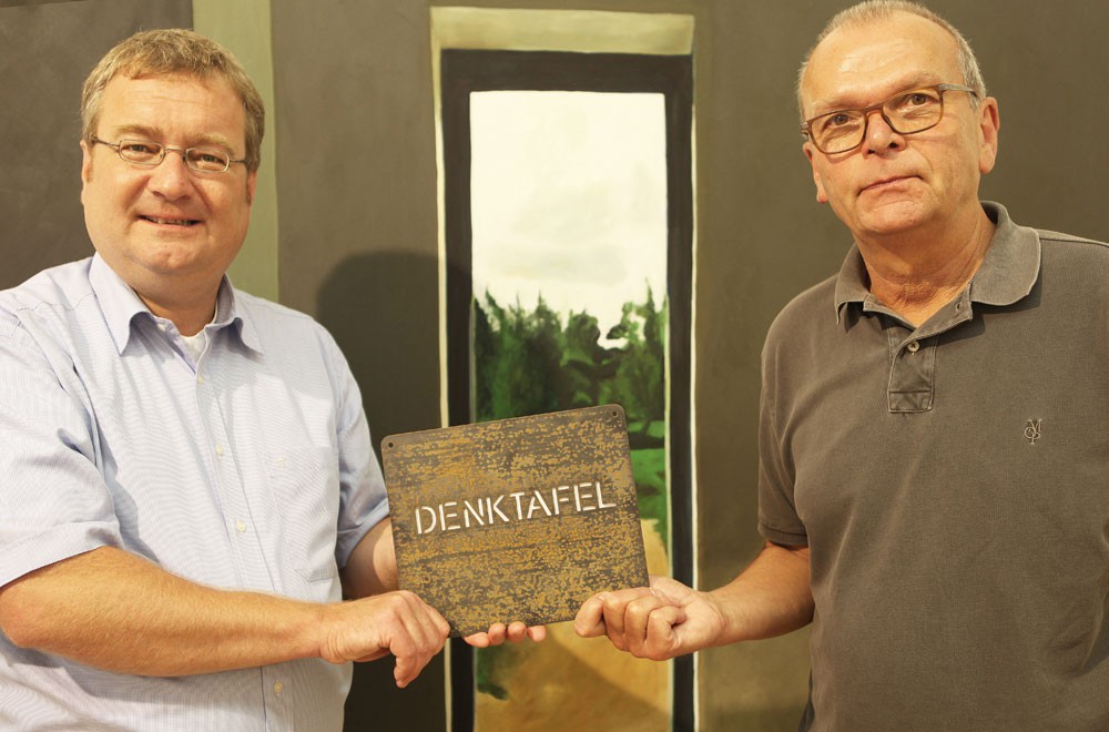 HP Müller übergibt die Denktafel an Museumsdirektor Dr. Oliver Doetzer-Berweger.