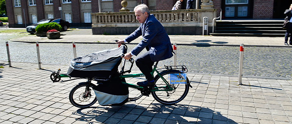 OB Horst Schiereck testet ein neues Fahrradmodell vor dem Herner Rathaus. ©Thomas Schmidt, Stadt Herne