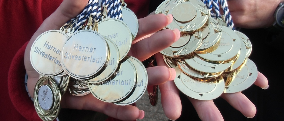Viele Medaillen warten wieder auf die Teilnehmer des Herner Silvesterlaufs.