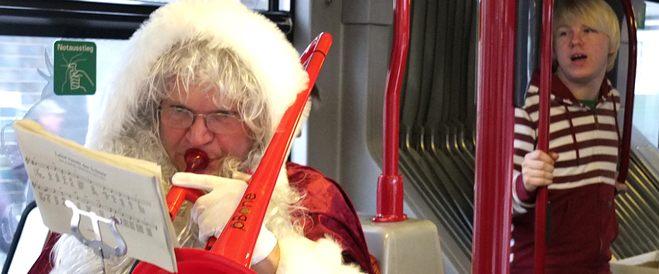 Singen im Bus - hinter dem weihnachtlichen Kostüm verbirgt sich Musikschulleiter Christian Ribbe. © Stadt Herne, Horst Martens