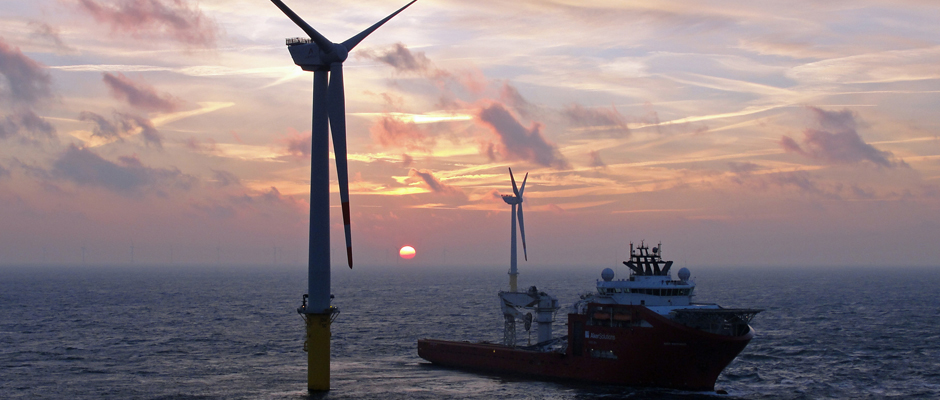 Frischer Wind für Ökostrom: Mit einem Spezialschiff werden die Windanlagen vor Borkum nach und nach in Betrieb genommen.