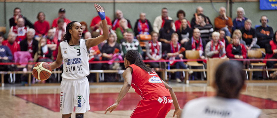 Quenice Davis (l.) und der HTC verpassten das Pokalfinale beim Final 4 Basketballturnier in Herne ©Frank Dieper, Stadt Herne
