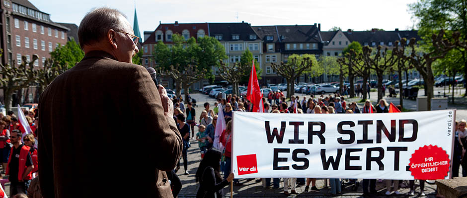 Vor dem Herner Rathaus: Streikaktion am Montagmorgen mit ver.di-Vertreter Norbert Arndt. ©Frank Dieper, Stadt Herne
