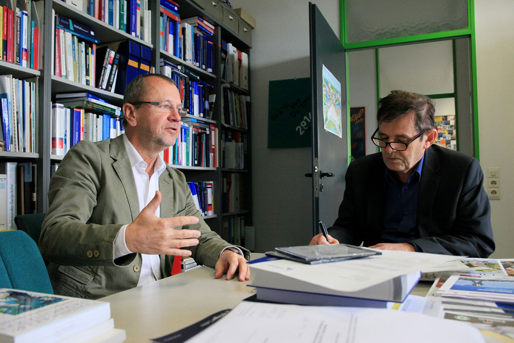 Professor Holzmüller im Gespräch mit inherne-Redakteur Horst Martens. © Stadt Herne, Philipp Stark.