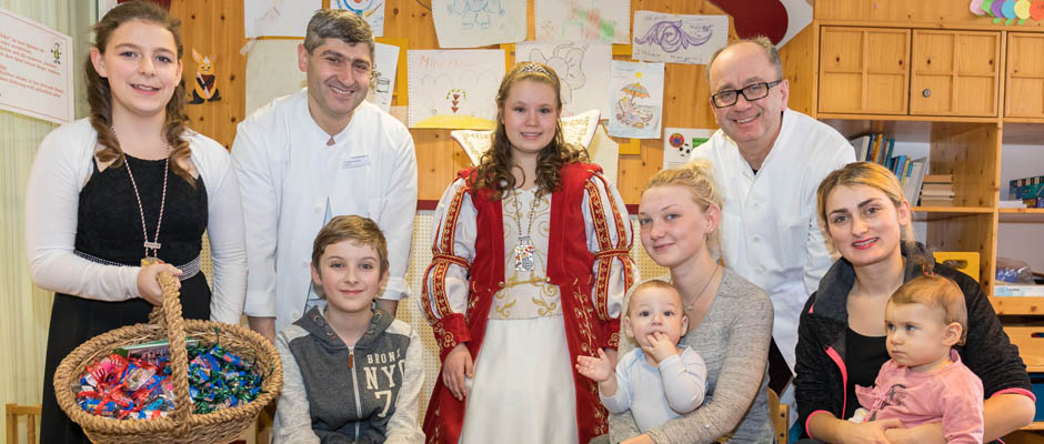 Karnevalsprinzessin Marie die I. und ihre Adjutantin Lena (1. v. l) besuchten die Kinder auf der Station der Kinderchirurgie. Direktor Prof. Dr. Ralf-Bodo Tröbs (2. v. r.) freute sich über den Besuch.