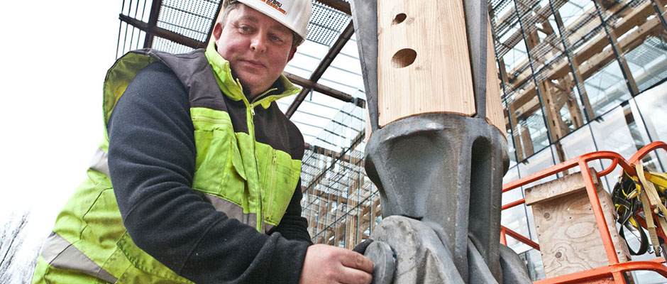 Zimmerermeister Andreas Kühnlenz befestigt den riesigen Bolzen an der neuen Stütze. © Horst Martens, Stadt Herne.