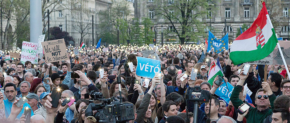 Für mehr Demokratie gehen Zehntausende Ungarn auf die Straße. © Sascha Rutzen.