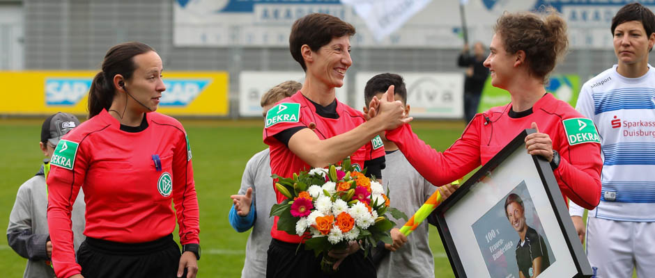 Marina Wozniak (Mitte) erhält zum 100. Bundesliga-Spiel eine besondere Überraschung. Mit dabei ihre Assistentinnen Laura Duske (re.) und Susanne Grams(li.). Foto: Daniel Matić.