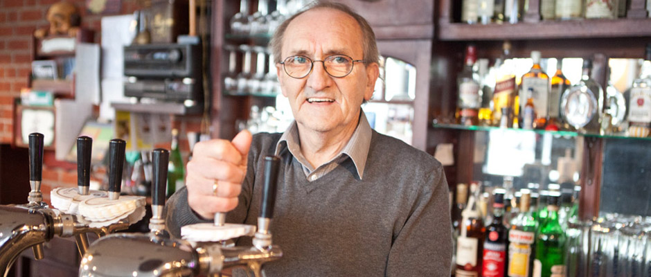 Noch zapft er das eine oder andere Bier: Karl-Heinz Gerdes geht in den verdienten Ruhestand. ©Horst Martens, Stadt Herne.
