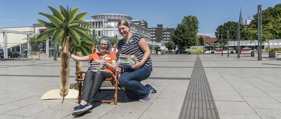 Nadine Henßen und Julia Walta freuen sich auf den diesjährigen SommerLeseClub. ©Thomas Schmidt, Stadt Herne