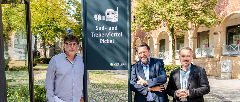 Philipp Stark (Büro des Oberbürgermeisters), Martin Kortmann (Bezirksbürgermeister) und Holger Wennrich (Geschäftsführer der Stadtmarketing Herne GmbH) präsentieren die Hinweisschilder. ©Stadtmarketing Herne GmbH.