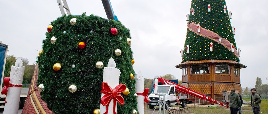 Weihnachtsbaum wird im Baukastenprinzip montiert. © Philipp Stark, Stadt Herne.