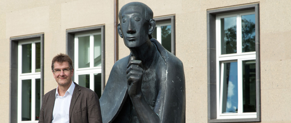 Jürgen Wiebecke, Journalist und Schriftsteller am Albertus Magnus Denkmal in Köln © WDR/Bettina Fürst-Fastré