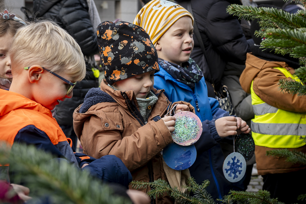 weihnachtsbaum_schmuecken_Kitakinder__copyright_Thomas_Schmidt_Stadt_Herne_017