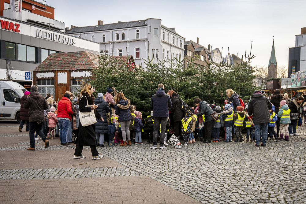 weihnachtsbaum_schmuecken_Kitakinder__copyright_Thomas_Schmidt_Stadt_Herne_021