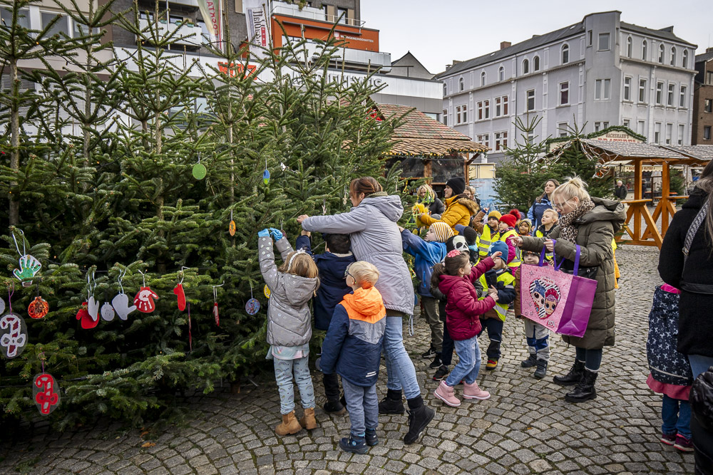 weihnachtsbaum_schmuecken_Kitakinder__copyright_Thomas_Schmidt_Stadt_Herne_022