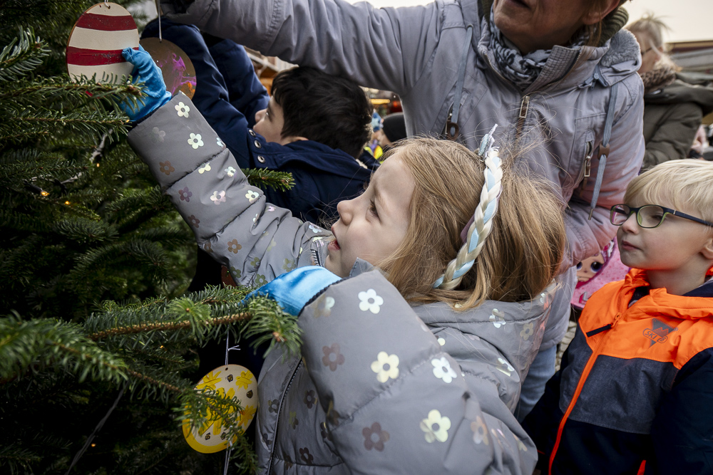 weihnachtsbaum_schmuecken_Kitakinder__copyright_Thomas_Schmidt_Stadt_Herne_024