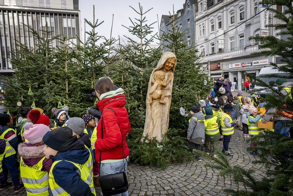 weihnachtsbaum_schmuecken_Kitakinder__copyright_Thomas_Schmidt_Stadt_Herne_026
