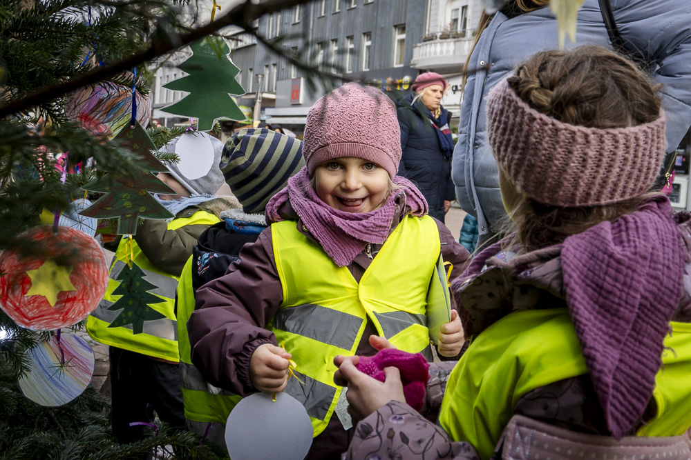 weihnachtsbaum_schmuecken_Kitakinder__copyright_Thomas_Schmidt_Stadt_Herne_028