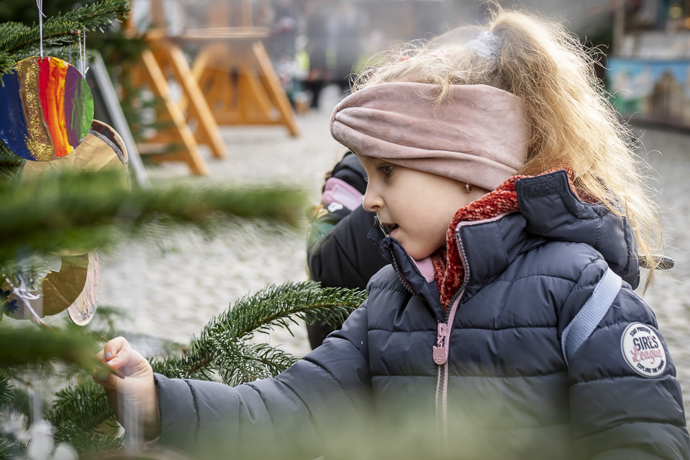 weihnachtsbaum_schmuecken_Kitakinder__copyright_Thomas_Schmidt_Stadt_Herne_037