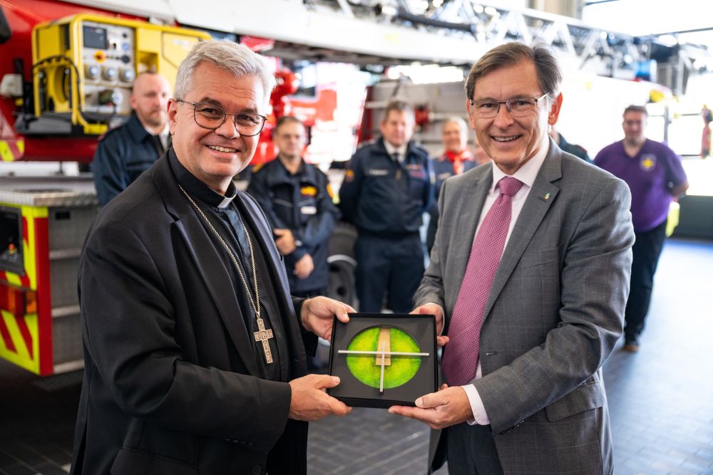 1_Erzbischof_besucht_Feuerwache_c_Arne_Pöhnert_Stadt_Herne