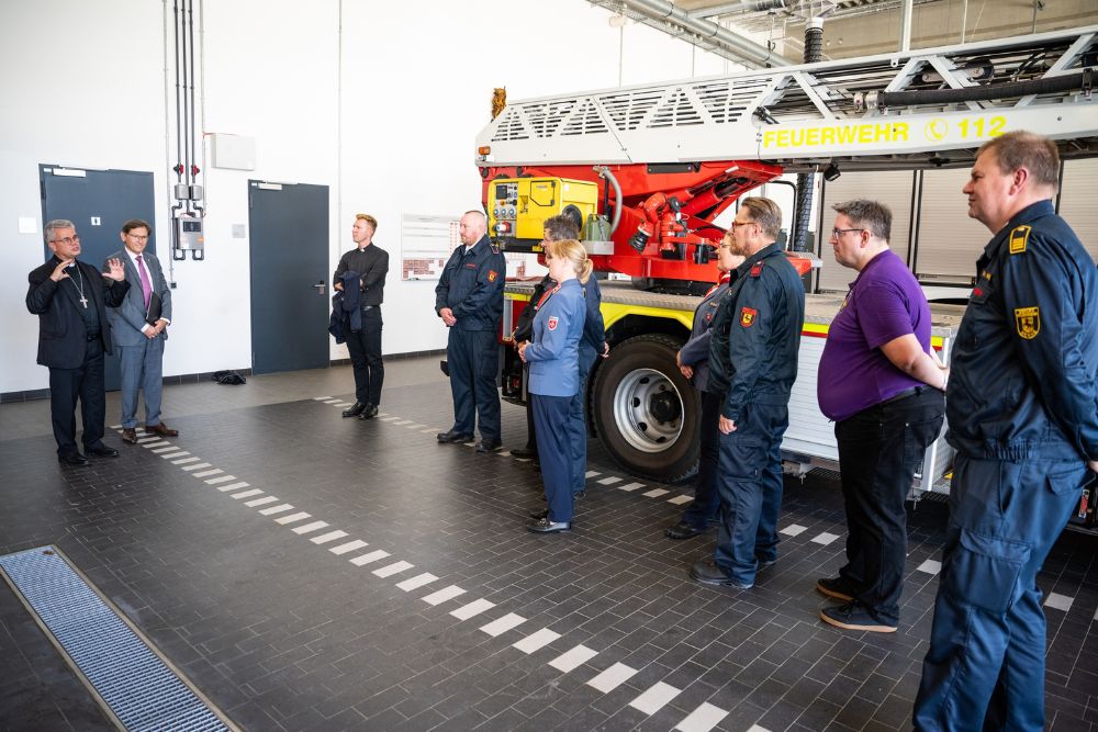 2_Erzbischof_besucht_Feuerwache_c_Arne_Pöhnert_Stadt_Herne