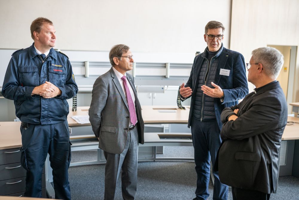 5_Erzbischof_besucht_Feuerwache_c_Arne_Pöhnert_Stadt_Herne