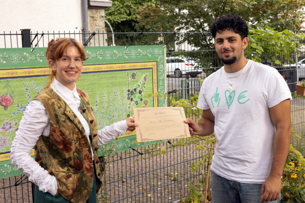 Zertifikatübergabe Locu Locuratolo künstlerische Leitung und Suliman Haj Cheikhmous- Foto Anna Jocham